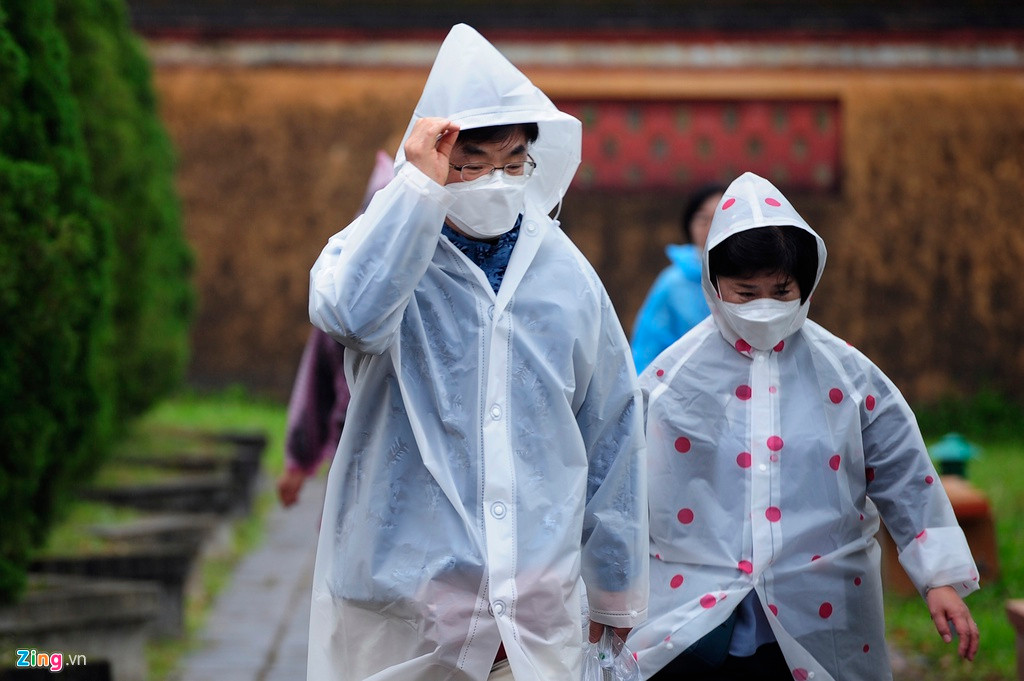 Vui chơi dịp Tết ở đây du khách không những phải chịu mưa rét mà còn đề phòng lây nhiễm dịch bệnh khi lượng người nước ngoài đổ về rất đông.