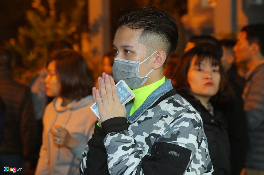 Trước đó vào đêm giao thừa, nhiều thanh niên, người già đi lễ phủ Tây Hồ đã phải phòng bị sự lây nhiễm từ virus corona đang hoành hành ở Vũ Hán (Trung Quốc) và lan sang nhiều nơi khác.