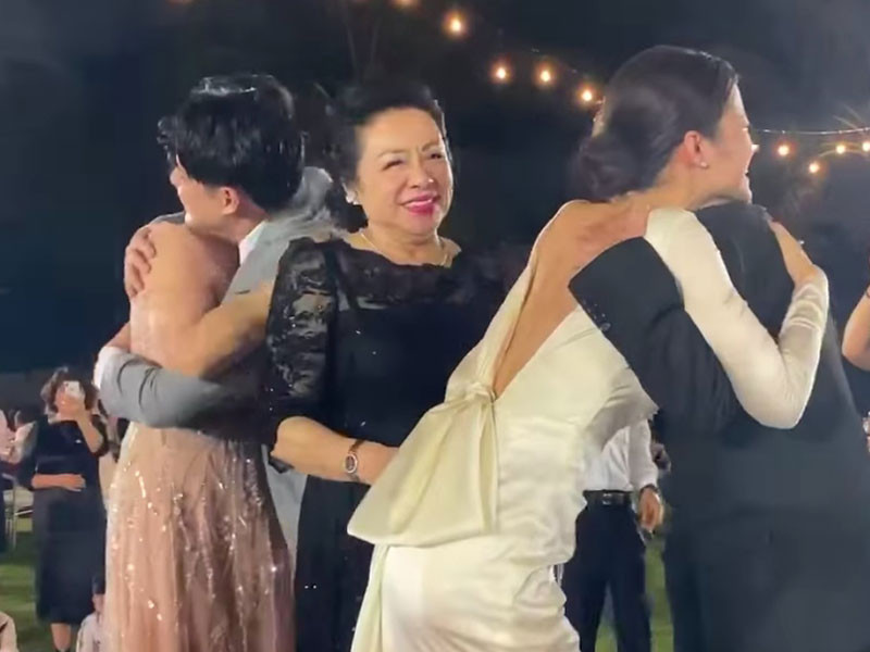 Trong tiệc cưới ở Phú Quốc, bố mẹ chồng của Đông Nhi đã bật khóc ôm con dâu.