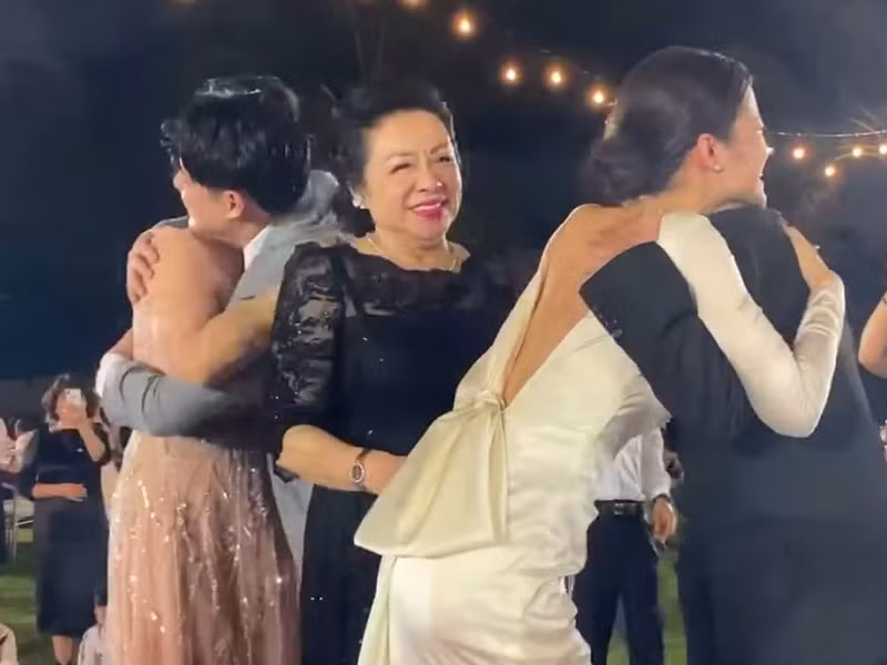 Trong tiệc cưới ở Phú Quốc, bố mẹ chồng của Đông Nhi đã bật khóc ôm con dâu.