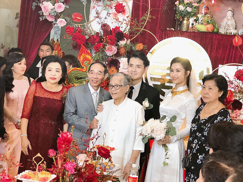 Trong đám cưới năm 2019, bố mẹ của Ông Cao Thắng đã phát biểu: "Cảm ơn anh chị nhà gái đã sinh thành và giáo dưỡng để chúng tôi may mắn có được đứa con dâu tuyệt vời như hiện tại".