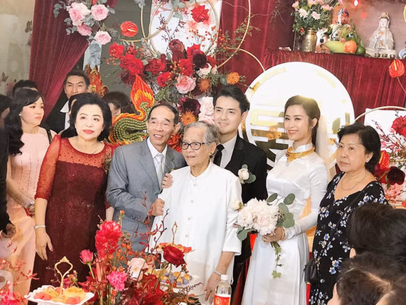 Trong đám cưới năm 2019, bố mẹ của Ông Cao Thắng đã phát biểu: "Cảm ơn anh chị nhà gái đã sinh thành và giáo dưỡng để chúng tôi may mắn có được đứa con dâu tuyệt vời như hiện tại".