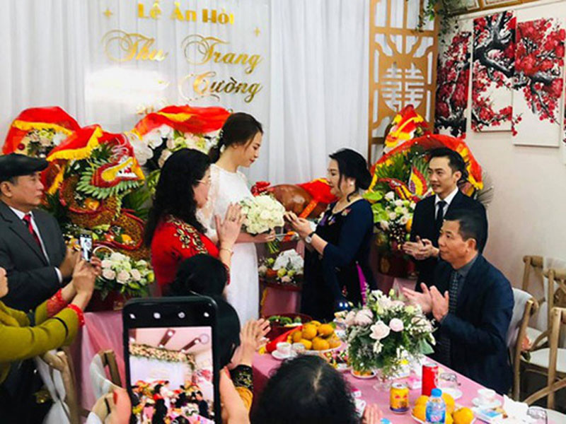 Đàm Thu Trang vốn được lòng bố mẹ chồng. Trong đám hỏi, mẹ của Cường Đô la thể hiện sự xúc động khi có con dâu xinh đẹp.