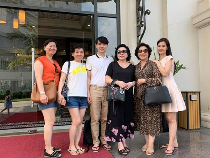 Sau đám cưới, với tư cách con dâu mới, Đông Nhi cùng mẹ chồng và các thành viên trong gia đình họ Ông xuống phố đi dạo.