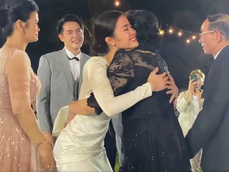 Theo chia sẻ của các khách mời, bố của Ông Cao Thắng trêu ghẹo rằng, quan khách hãy phạt Ông Cao Thắng vì đã tổ chức đám cưới muộn như thế.