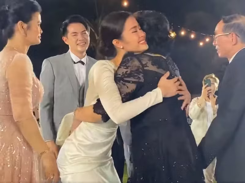 Theo chia sẻ của các khách mời, bố của Ông Cao Thắng trêu ghẹo rằng, quan khách hãy phạt Ông Cao Thắng vì đã tổ chức đám cưới muộn như thế.