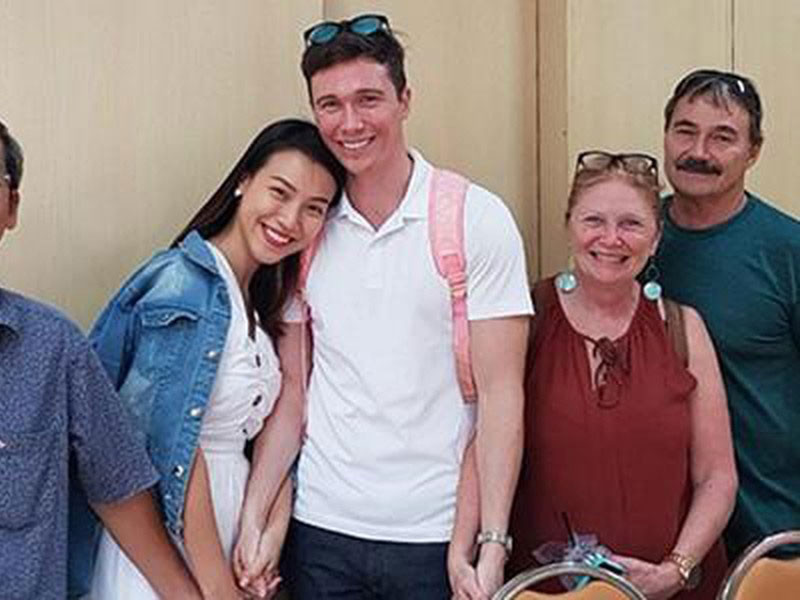 MC Hoàng Oanh kết hôn với ông xã Jack vào năm 2019. Vì vậy, giống như Đàm Thu Trang, đây là cái Tết đầu tiên Hoàng Oanh đi làm dâu.