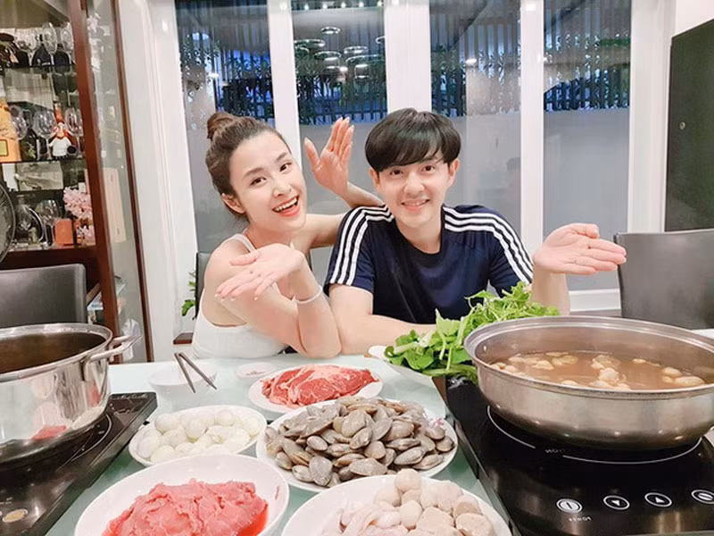 Khi Đông Nhi và Ông Cao Thắng trở về từ tuần trăng mật ở Singapore, bố mẹ chồng của Đông Nhi thậm chí còn chiêu đãi nàng dâu bằng bữa tiệc thịnh soạn. Điều này cho thấy Đông Nhi nhận được sự yêu thương, quan tâm từ bố mẹ chồng.