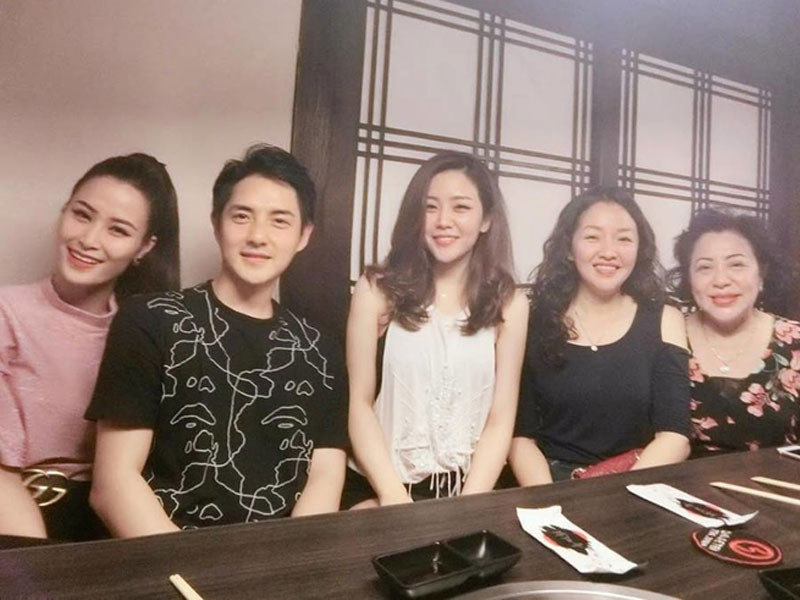 Đông Nhi là một trong những mỹ nhân Việt năm nay đón Tết ở nhà chồng. Thực tế, nữ ca sĩ vốn được gia đình Ông Cao Thắng yêu quý ngay từ khi chưa làm đám cưới.