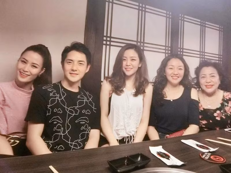 Đông Nhi là một trong những mỹ nhân Việt năm nay đón Tết ở nhà chồng. Thực tế, nữ ca sĩ vốn được gia đình Ông Cao Thắng yêu quý ngay từ khi chưa làm đám cưới.