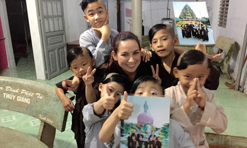 Nu ca si tuoi Ty nuoi 23 tre ngheo, mo coi: Than phuc long thien!-Hinh-2