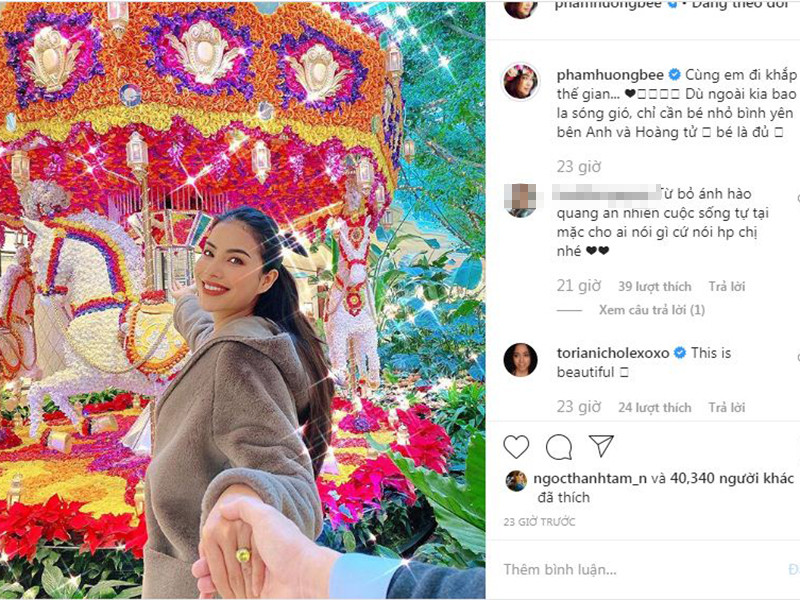 Trước những ý kiến trái chiều về đời tư, Phạm Hương vui vẻ đăng tải khoảnh khắc nắm tay bạn trai đón năm mới kèm dòng tâm sự bày tỏ sự hạnh phúc: "Cùng em đi khắp thế gian. Dù ngoài kia bao sóng gió, chỉ cần bé nhỏ bình yên bên anh và hoàng tử bé là đủ".