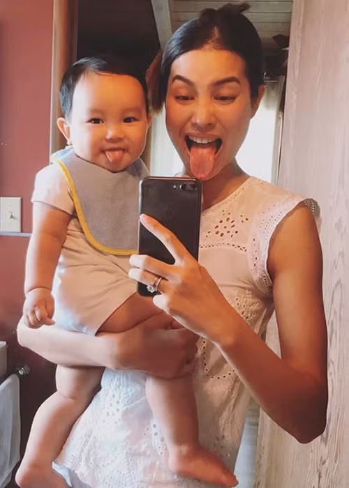 Con trai của Phạm Hương vừa tròn 1 tuổi, vô cùng đáng yêu.