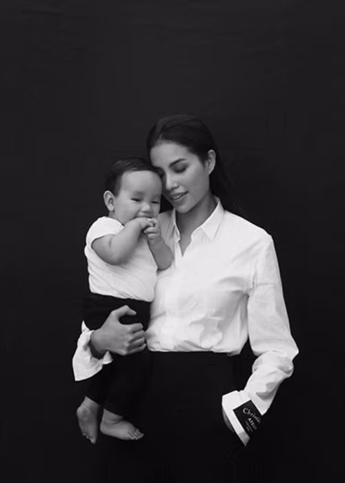 Phạm Hương hạnh phúc khoe quý tử đầu lòng đúng vào ngày sinh nhật của cậu nhóc.