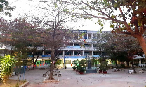 Nguoi phu nu la len vao hoc, nhay lau tu tu, hoc sinh khiep so