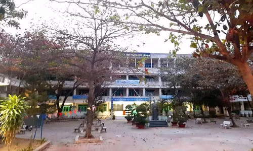 Nguoi phu nu la len vao hoc, nhay lau tu tu, hoc sinh khiep so