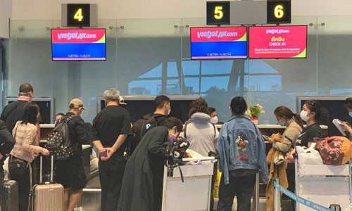 Nu tiep vien hang khong va nhieu y bac si bi cach ly vi virus corona-Hinh-3