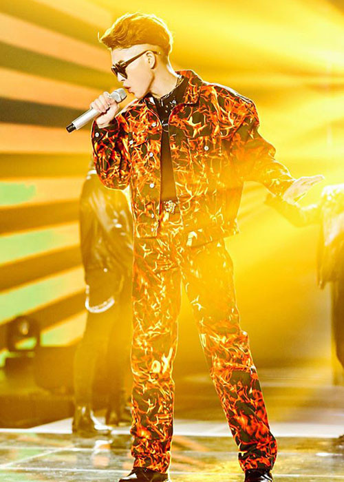 Khó nhận ra cậu nhóc đung đưa, ăn mặc giản dị khi lần đầu tiên với cuộc thi Giọng hát Việt 2015.