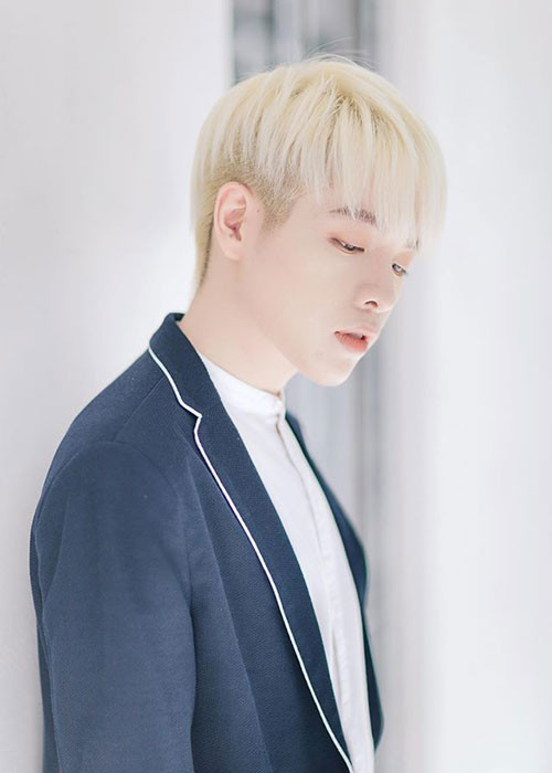 Nhan sắc qua dao kéo là một trong những lợi thế giúp Đức Phúc ngày càng đắt show.