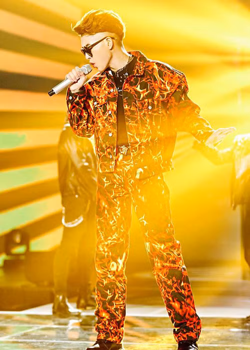 Khó nhận ra cậu nhóc đung đưa, ăn mặc giản dị khi lần đầu tiên với cuộc thi Giọng hát Việt 2015.