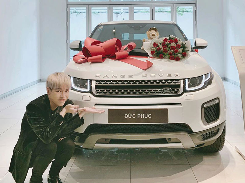 Chàng quán quân Giọng hát Việt 2015 khoe chiếc xe hơi tiền tỷ.