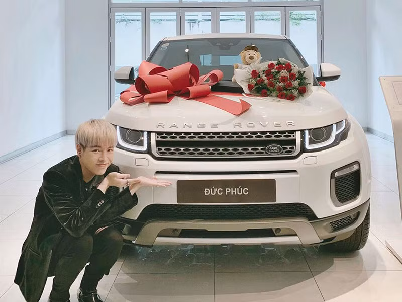 Chàng quán quân Giọng hát Việt 2015 khoe chiếc xe hơi tiền tỷ.