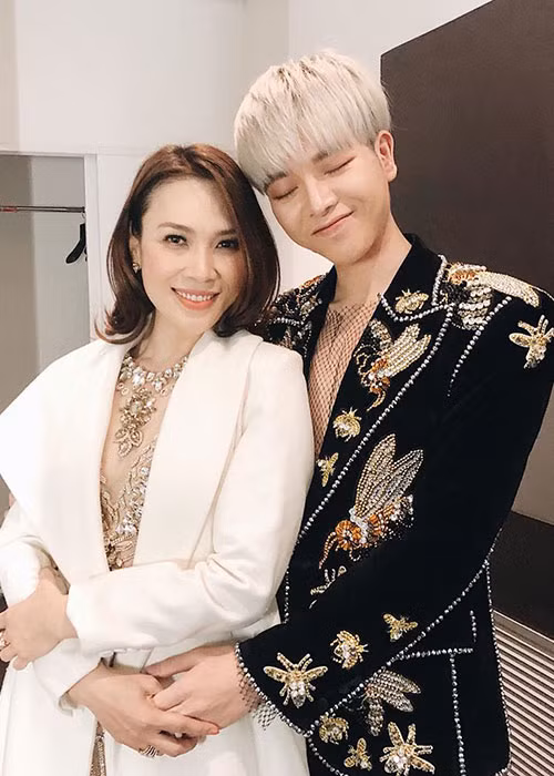 Nam ca sĩ hiện tại vẫn giữ mối quan hệ thân thiết với "cô giáo" Mỹ Tâm.