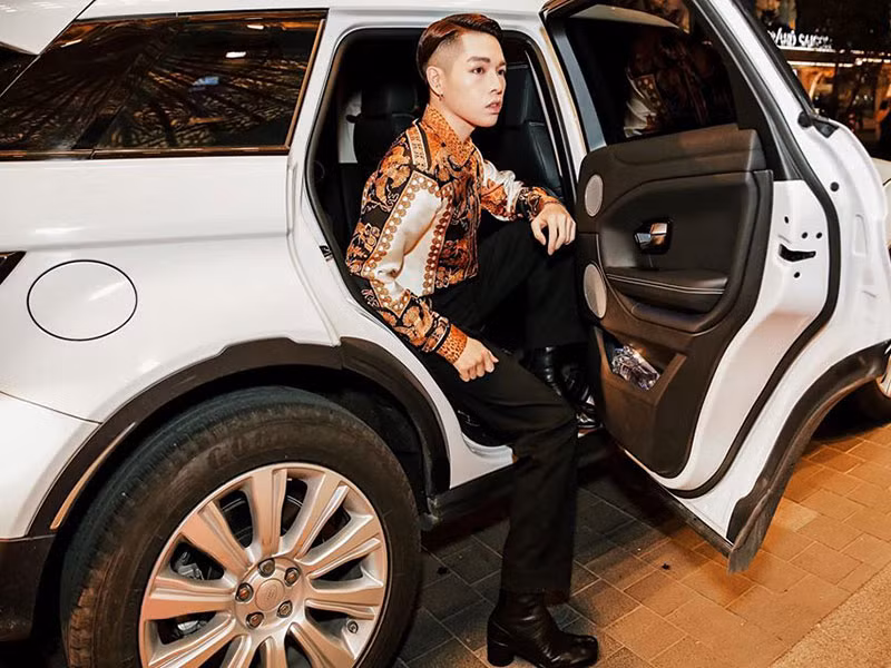 Đức Phúc cũng tự sắm được xe hơi tiền tỷ chỉ sau hơn 1 năm chạy show miệt mài.