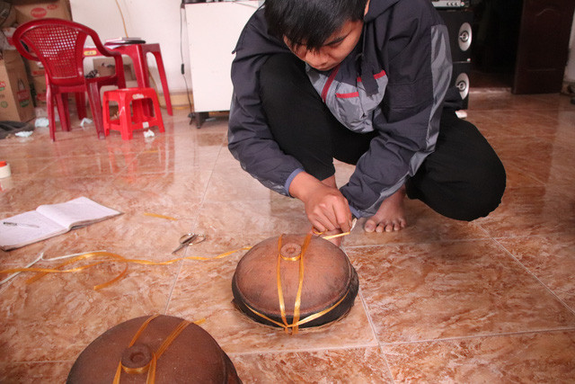 Để tránh hấp hơi, khi gói cá thành phẩm người gói sẽ cho nắp cá bị lệch đi, giúp cho cá kho làng Vũ Đại luôn giữ được hương vị ban đầu khi đến tay người tiêu dùng. Do chỉ để được 3 ngày nên việc vận chuyển phải diễn ra rất nhanh.