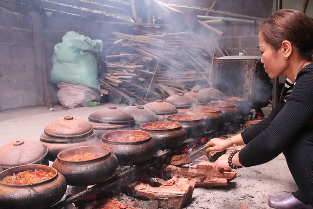 Mỗi một nồi cá kho sẽ được nấu trong vòng 12-14 tiếng tùy theo thời tiết. Điều đó đòi hỏi người giữ lửa sẽ phải điều tiết nhịp lửa liên tục để đảm bảo hương vị của cá.