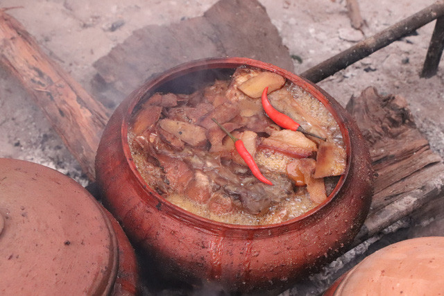 Cá kho được tạo ra bởi nhiều loại gia vị khác nhau. Tuy nhiên, để tăng độ béo của cá chắc chắn phải dùng đến thịt ba chỉ. Vị thơm, cay cay của ớt và riềng.