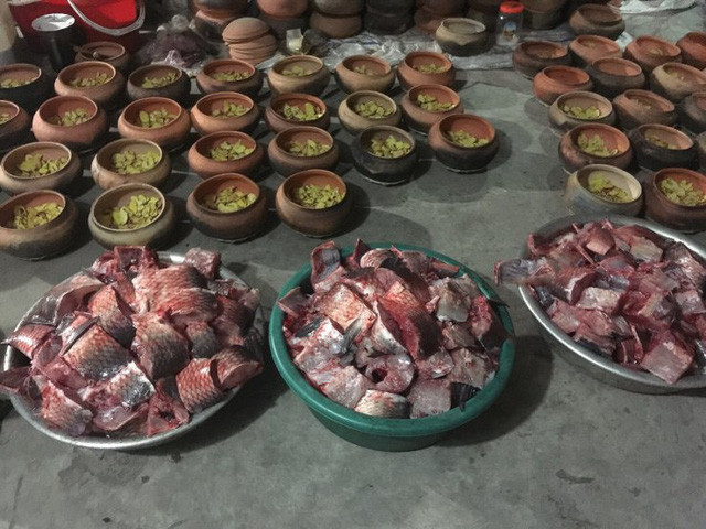 Để làm nên một nồi cá kho thành công đòi hỏi sự tỉ mỉ trong tất cả các khâu. Các nồi cá kho sẽ được xếp một lớp riềng Nam Định thái lát dưới đáy để tránh khô hoặc cháy cá.