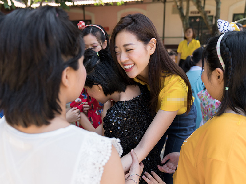 Đáp lại tình cảm của đoàn, các em khiếm thị đã biểu diễn những tiết mục văn nghệ dành tặng cho Hoa hậu Khánh Vân và Á hậu Kim Duyên. Cả hai người đẹp đã chấm điểm các tiết mục và trao giải thưởng cho những em có phần thể hiện vui tươi, nhiệt tình nhất.