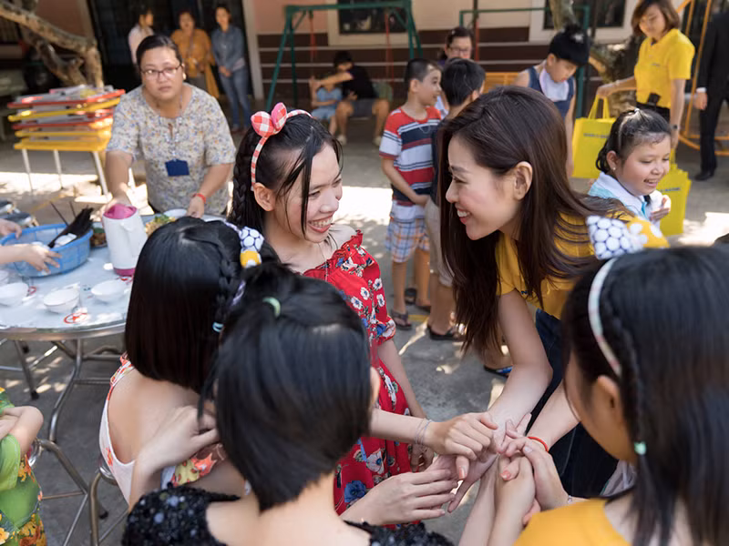 Sau chuyến đi, Khánh Vân chia sẻ: "Đến thăm các em làng Hòa Bình, tỉnh Tây Ninh, Vân học được nhiều bài học ý nghĩa về sự lạc quan, yêu đời và nghị lực vươn lên trong cuộc sống. Các em sinh ra và lớn lên không may bị nhiễm chất độc màu da cam, gặp rất nhiều khó khăn... nhưng tất cả đều nở nụ cười thật tươi. Cảm ơn các em, vì cho Vân hiểu giá trị cuộc sống này, hãy yêu thương nhau, trao nhau nụ cười, hãy gắn kết với nhau bằng trái tim ấm áp, biết sẻ chia và quan tâm lẫn nhau".