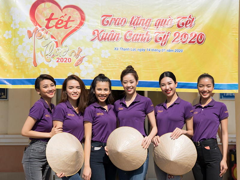 Khánh Vân đi trao quà cùng các người đẹp bước ra từ Hoa hậu Hoàn vũ Việt Nam như: Kim Duyên, Phạm Thị Anh Thư, Vũ Thị Hòa Liên, Đặng Thị Mỹ Khôi, Lâm Thị Bích Tuyền, Đỗ Thị Minh Tâm.