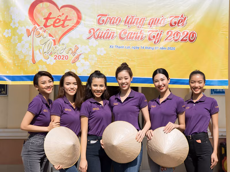 Khánh Vân đi trao quà cùng các người đẹp bước ra từ Hoa hậu Hoàn vũ Việt Nam như: Kim Duyên, Phạm Thị Anh Thư, Vũ Thị Hòa Liên, Đặng Thị Mỹ Khôi, Lâm Thị Bích Tuyền, Đỗ Thị Minh Tâm.