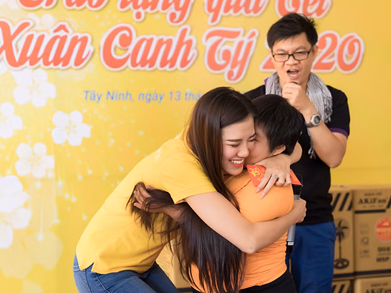 Đoàn của Khánh Vân còn ghé thăm làng trẻ em Hòa Bình và Trung tâm nuôi dạy trẻ em khiếm thị tại Tây Ninh.