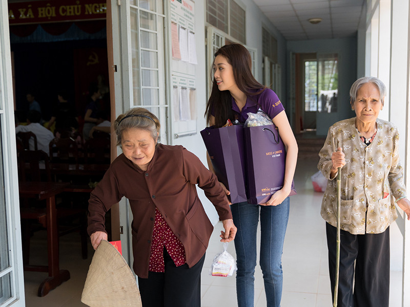 Khánh Vân trao quà Tết cho người dân nghèo có hoàn cảnh khó khăn tại Long An.