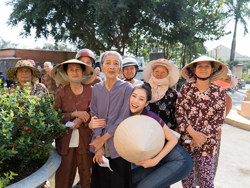 Hoa hậu Hoàn vũ Việt Nam 2019 ăn mặc giản dị, luôn nở nụ cười rạng rỡ trong chuyến đi.