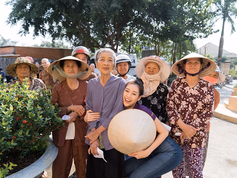 Hoa hậu Hoàn vũ Việt Nam 2019 ăn mặc giản dị, luôn nở nụ cười rạng rỡ trong chuyến đi.