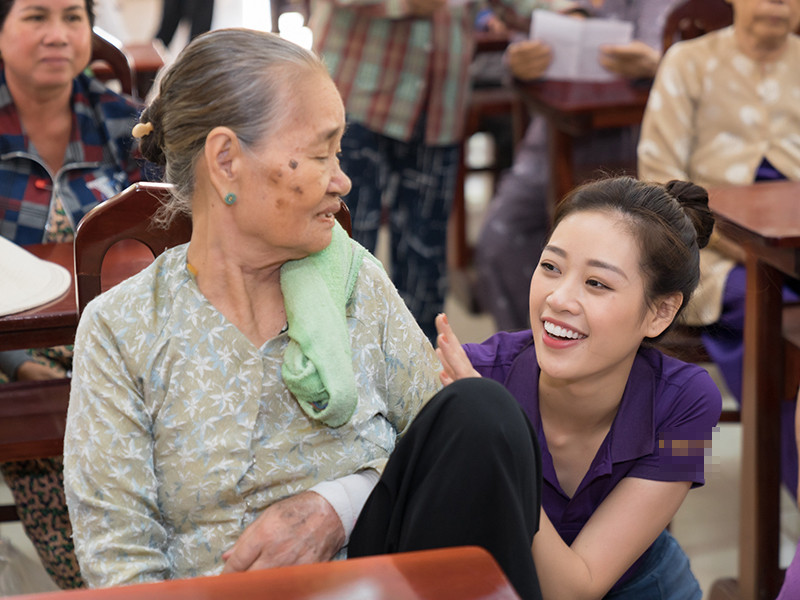 Khánh Vân kể vui rằng, trong chuyến từ thiện, cô được các cụ bà “giục” nên lấy chồng vì năm nay đã 25 tuổi. Các cụ lấy chồng từ lúc 18 tuổi nên Khánh Vân hiện tại đã “già”.