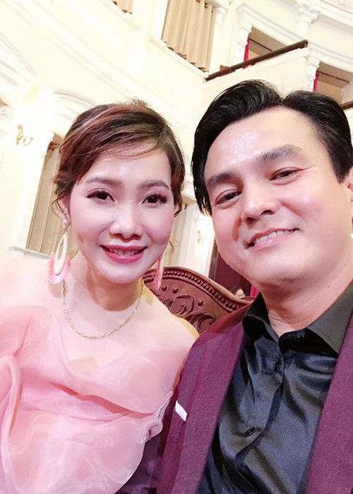 Đến dự lễ trao giải Mai Vàng 2019, Cao Minh Đạt sánh đôi cùng bà xã.