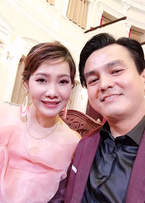 Đến dự lễ trao giải Mai Vàng 2019, Cao Minh Đạt sánh đôi cùng bà xã.