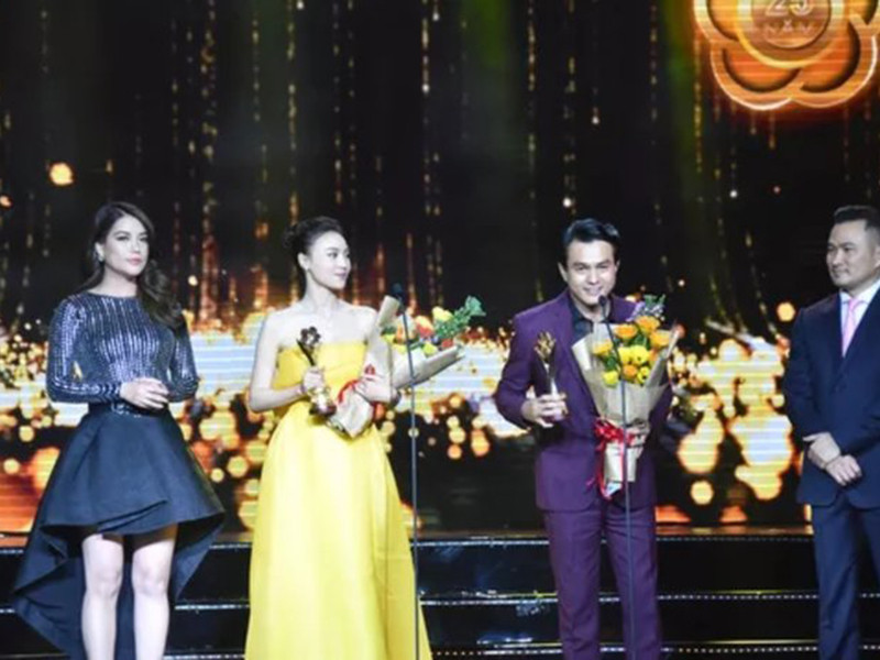 Ở hạng mục "Nữ diễn viên điện ảnh, phim truyền hình được yêu thích nhất", Ninh Dương Lan Ngọc giành chiến thắng với vai Nhã Linh trong phim điện ảnh "Cua lại vợ bầu". Đây là lần thứ 2 cô được xướng tên tại lễ trao giải này. Ảnh: Saostar