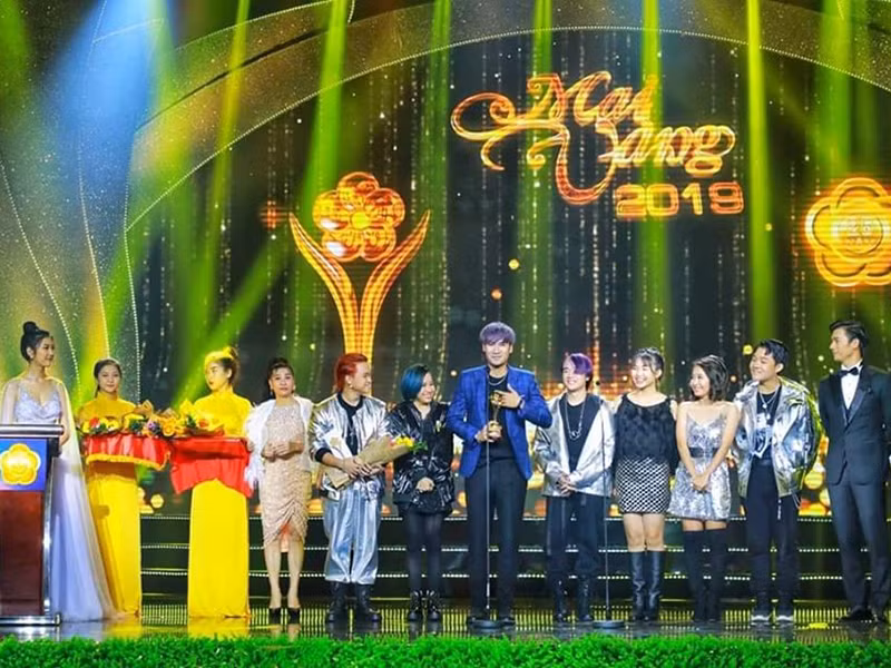 Giải "Nhóm hát được yêu thích nhất" gọi tên P336 với ca khúc "Chỉ một lần sống".