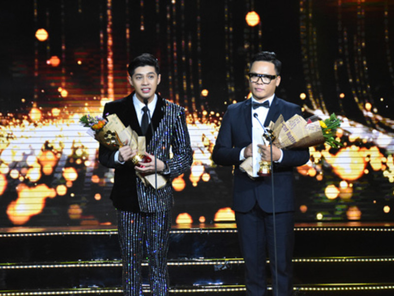 Noo Phước Thịnh và Hoàng Thùy Linh đoạt giải "Nam và nữ ca sĩ nhạc nhẹ được yêu thích nhất". Ảnh: Người lao động