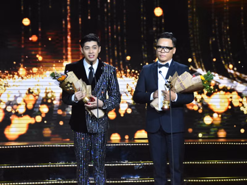 Noo Phước Thịnh và Hoàng Thùy Linh đoạt giải "Nam và nữ ca sĩ nhạc nhẹ được yêu thích nhất". Ảnh: Người lao động