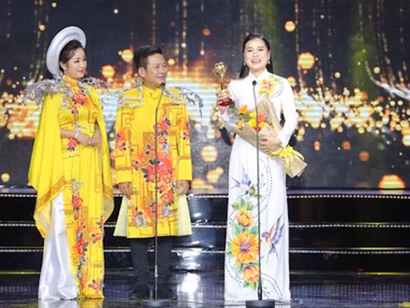 Ở hạng mục "Diễn viên hài được yêu thích nhất", Lâm Vỹ Dạ vượt mặt Minh Dự, Trường Giang, Puka, Mạc Văn Khoa. Năm ngoái, cô cũng giành chiến thắng ở hạng mục này. Ảnh: Tiền Phong