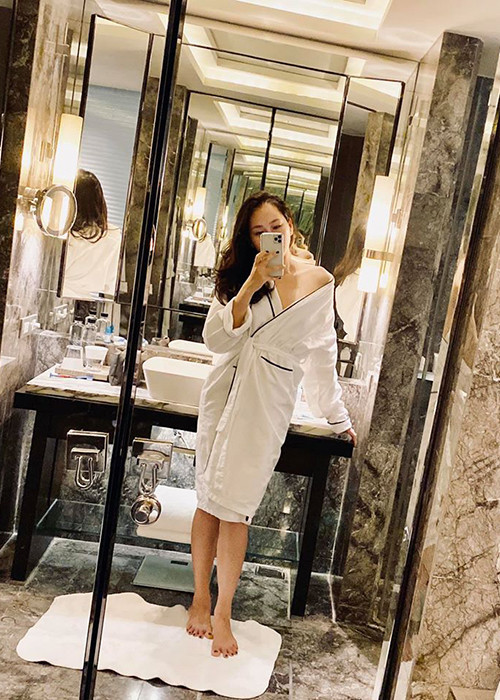 Ngọc Thạch khoe vai trần gợi cảm trong chiếc áo choàng ngủ.