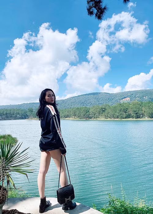 Nữ người mẫu rất kiệm lời về cuộc hôn nhân với thiếu gia Bình Dương. Tuy nhiên, qua hình ảnh được chia sẻ, có thể thấy cô có cuộc sống sang chảnh.